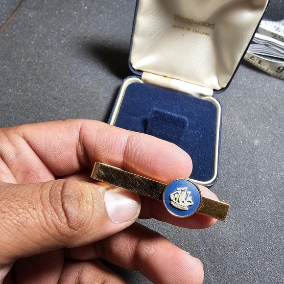 Wedgwood Made in England Sailing Ship Cameo Gold Plated Tie Bar in Orig Box - Picture 4 of 8